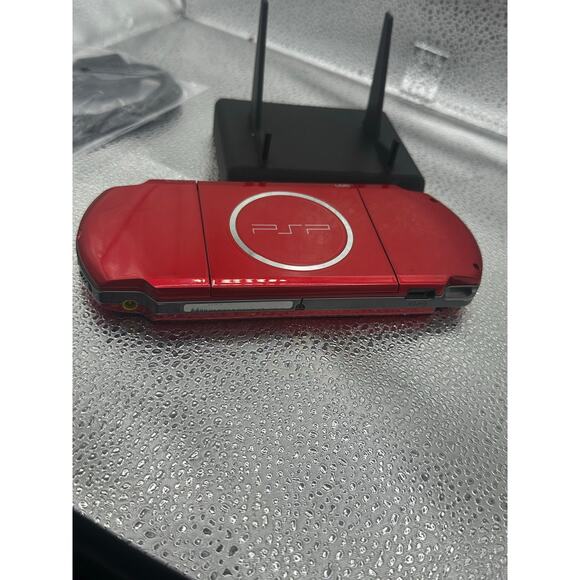 Red psp 3000 w/charger & new battery - Picture 6 of 8